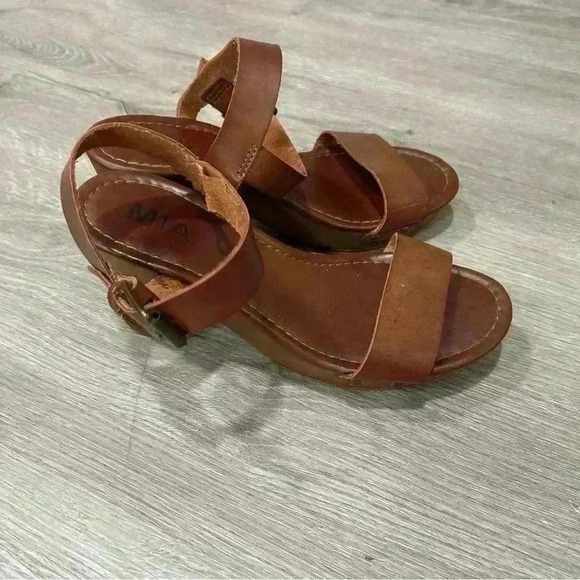 Mia Women’s Manuela Brown Block Chunky Heels - Picture 5 of 10